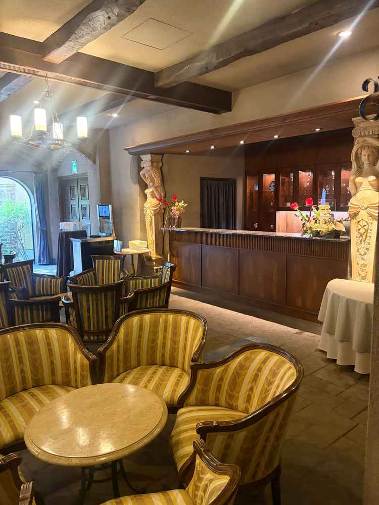 結婚式前のゲスト待合室。世界観も作られていて、バーカウンターでいろいろな飲み物も頼めるようです。