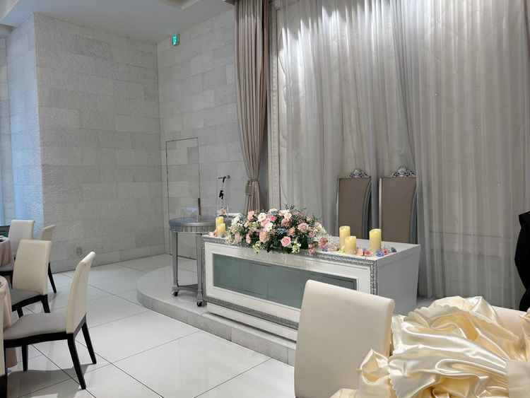 披露宴会場の新郎新婦が着席する場所。