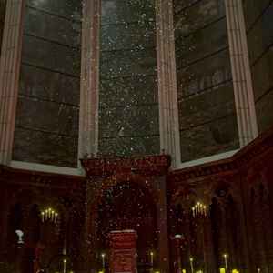 チャペル。新郎新婦が降りる時、雪や羽、星が降ってくる演出。感動した。両親は近くの席で見れるのも魅力。