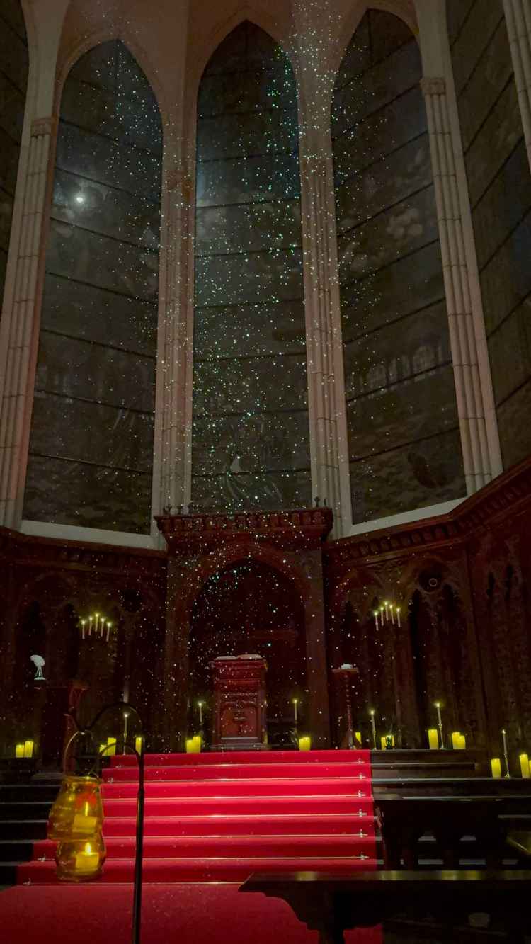 チャペル。新郎新婦が降りる時、雪や羽、星が降ってくる演出。感動した。両親は近くの席で見れるのも魅力。