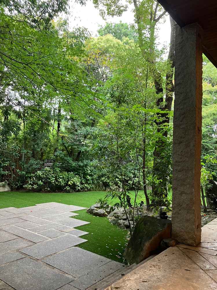 ガーデンが綺麗に整備されていました。常緑樹が多いため、年中この緑が綺麗とのことでした。