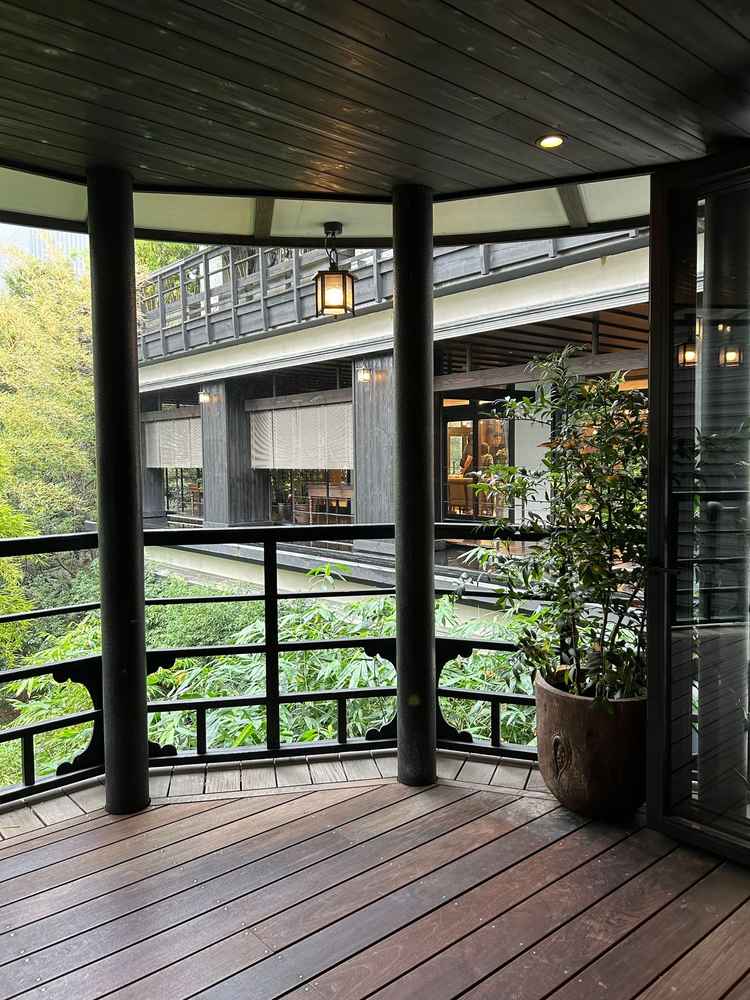 チャペルから披露宴会場に移動する途中にあるテラスです。ここでとる写真がとても素敵でした。