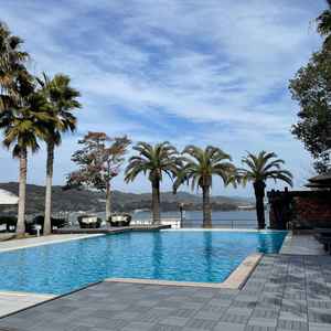 チャペルの隣にはプールと椰子の木があり、まるで異国のリゾート施設のような空間が広がっていました。