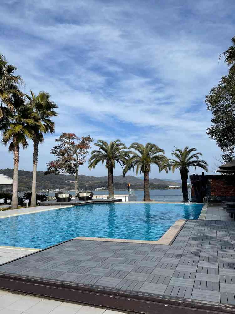 チャペルの隣にはプールと椰子の木があり、まるで異国のリゾート施設のような空間が広がっていました。