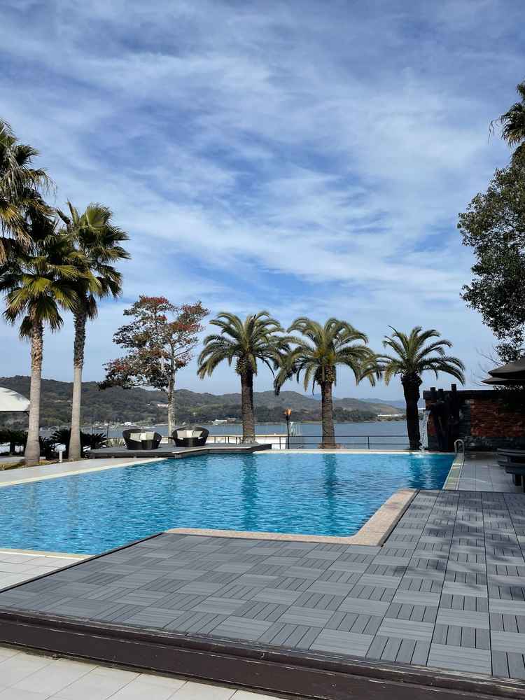 チャペルの隣にはプールと椰子の木があり、まるで異国のリゾート施設のような空間が広がっていました。