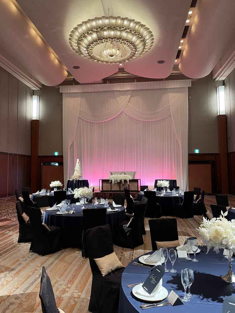 数多くある披露宴会場のうち案内されたのはアルゴスという会場。70名〜1800名に対応。