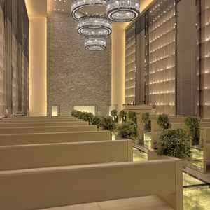 挙式のシーンに応じて照明を調整できるのがユニークで良かったです。ガラスのバージンロードもとても素敵で