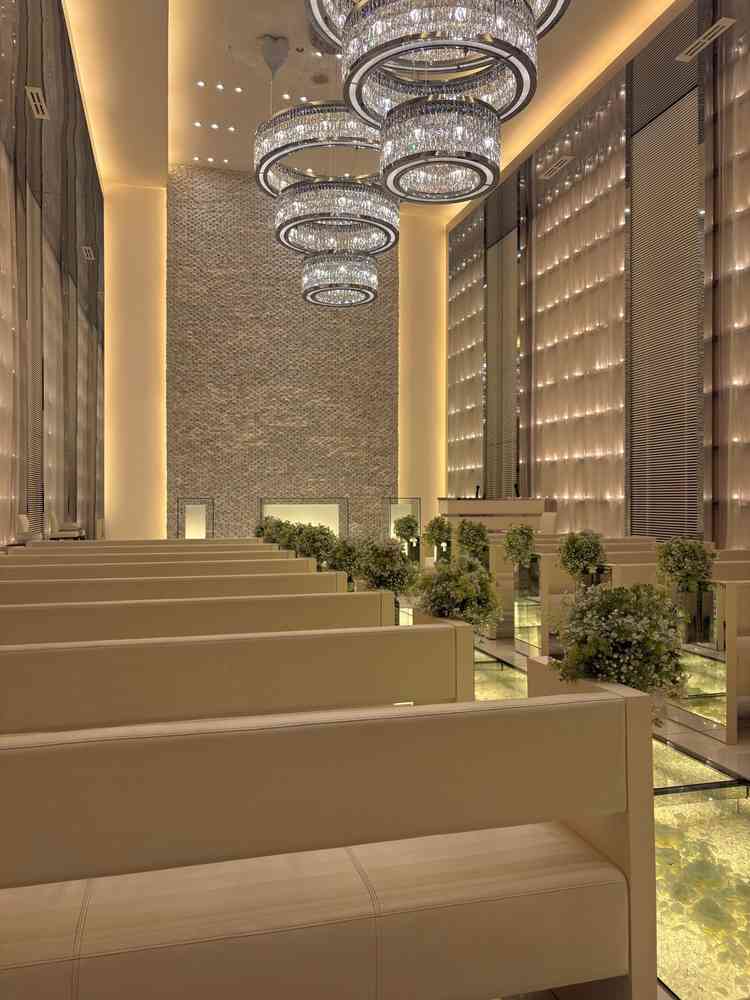 挙式のシーンに応じて照明を調整できるのがユニークで良かったです。ガラスのバージンロードもとても素敵で