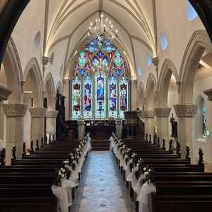 別館のチャペル。両横のステンドグラスから光が入る。