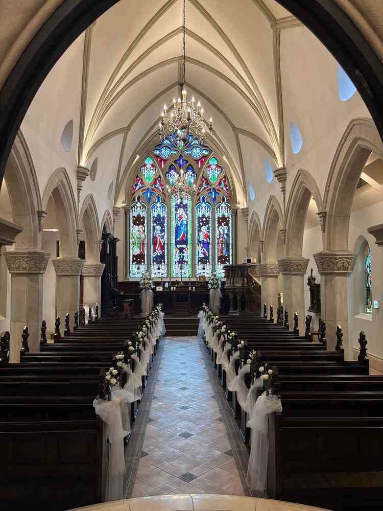 別館のチャペル。両横のステンドグラスから光が入る。