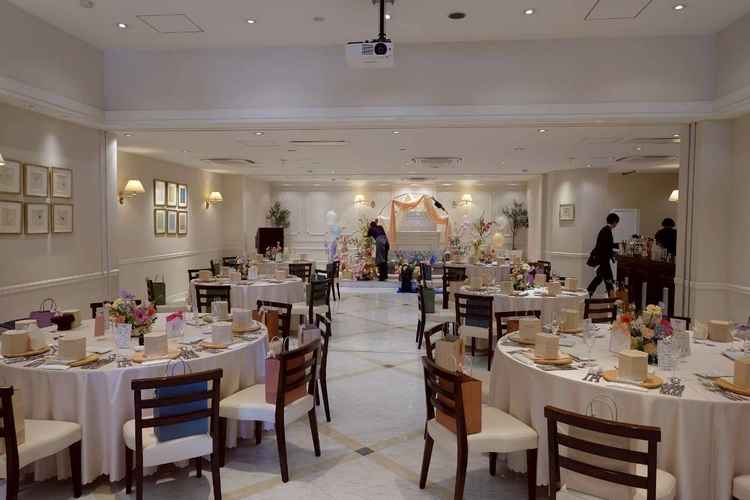 披露宴会場。とても華やかで距離の近い感じが良いと感じました。