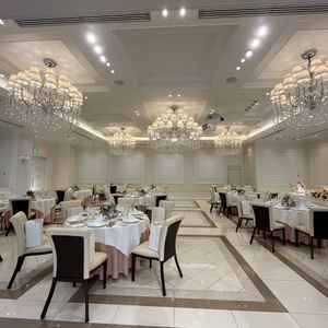 広々とした空間で圧迫感はなく、スクリーンもあるため動画を流すことができるのも魅力のひとつです。