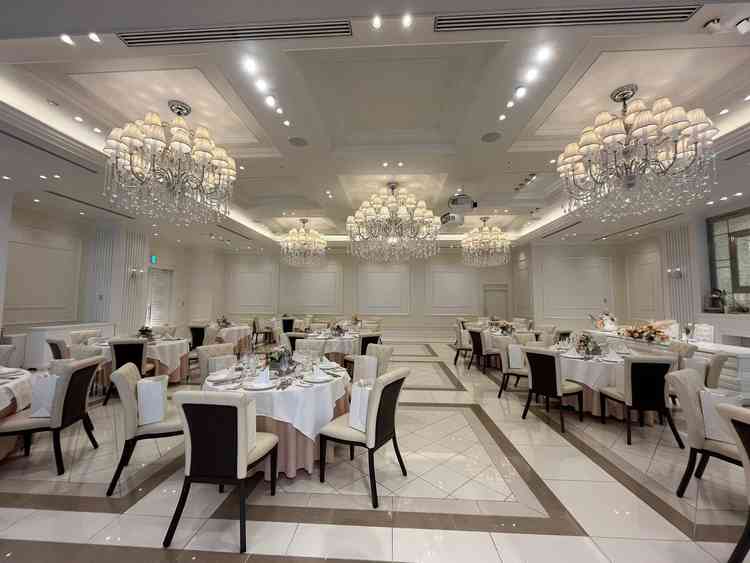 広々とした空間で圧迫感はなく、スクリーンもあるため動画を流すことができるのも魅力のひとつです。