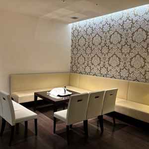 親族控室。両家分あり、真ん中はカーテンで仕切られています。