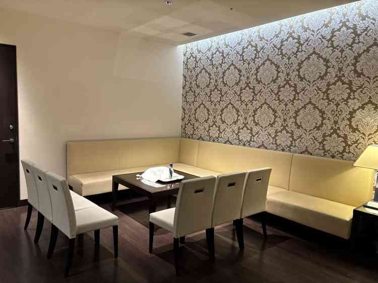 親族控室。両家分あり、真ん中はカーテンで仕切られています。