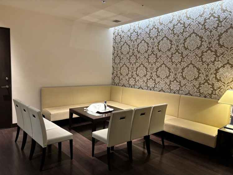 親族控室。両家分あり、真ん中はカーテンで仕切られています。