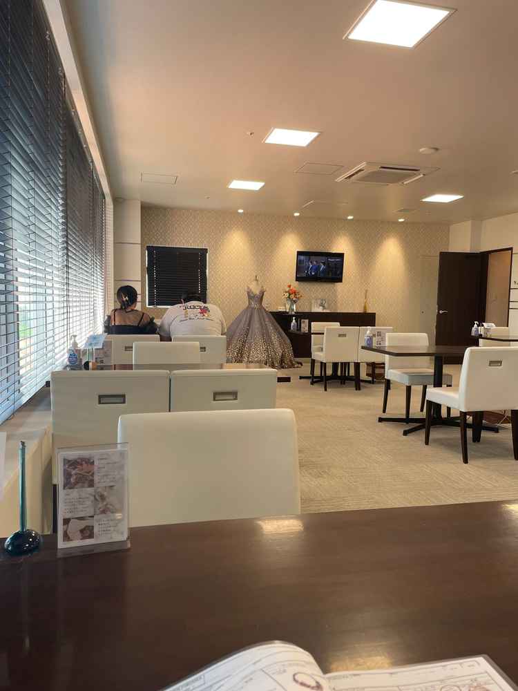 ブライダルフェアの案内で通された、打ち合わせスペース