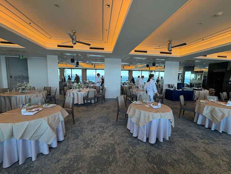 新郎新婦席から見る披露宴会場