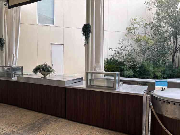 立食スタイルでシェフが炎のパフォーマンスで盛り上がること間違いなし！温かいご飯をそれぞれのペースで！