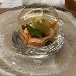 おしゃれなデザート。遊び心もあって素敵でした。お皿もおしゃれでとても素敵でした。