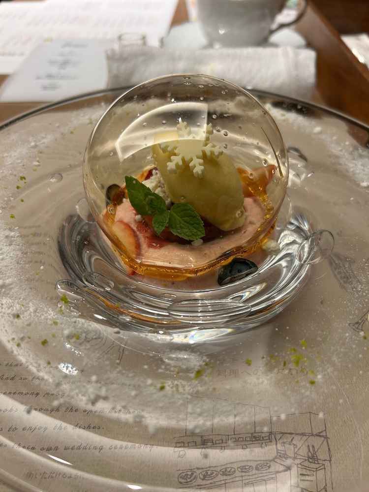 おしゃれなデザート。遊び心もあって素敵でした。お皿もおしゃれでとても素敵でした。