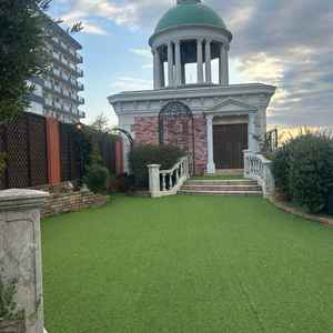 屋上のガーデン。鐘を鳴らしたりフォトスポットがある