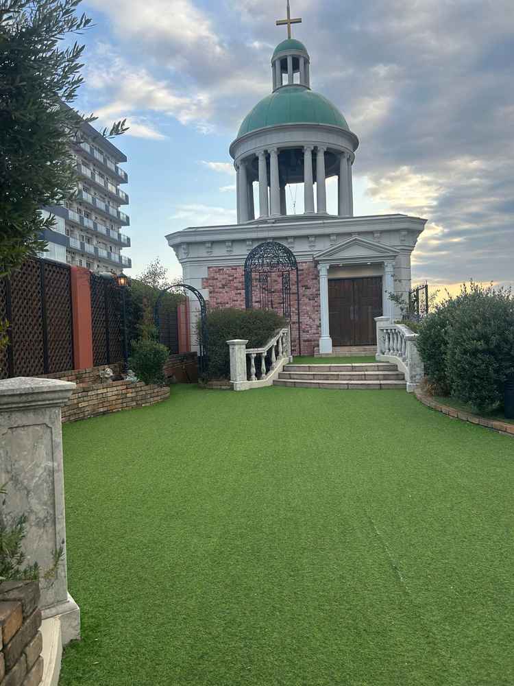 屋上のガーデン。鐘を鳴らしたりフォトスポットがある