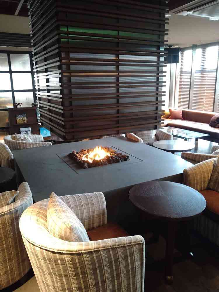 数種類ある会場のうちの一つのロビーです。火を囲みながら談笑出来るのが個人的に好みでした。