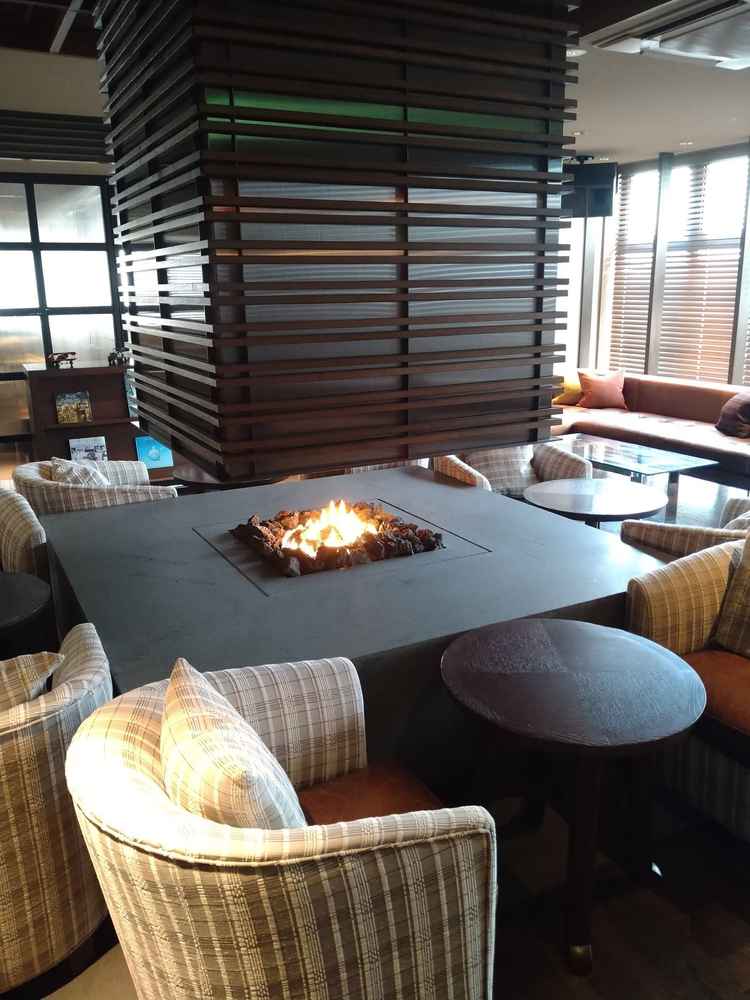 数種類ある会場のうちの一つのロビーです。火を囲みながら談笑出来るのが個人的に好みでした。