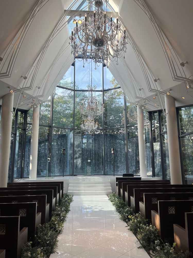 チャペル内観。滝と周囲のグリーンが素敵。