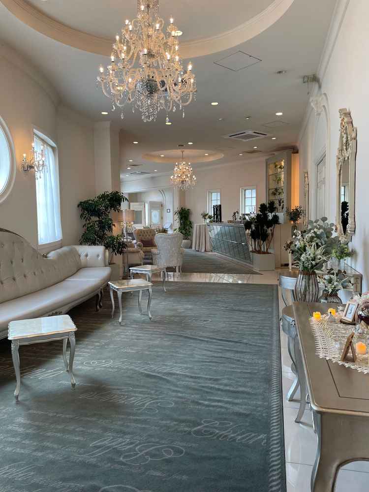 ゲストが待つところも、もともとの装飾で十分華やかなくらいだった。インテリアも海外から取り寄せのもの