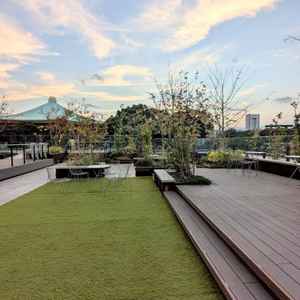 屋上庭園の挙式会場では、日本武道館と靖国神社の大鳥居を臨むことができます。