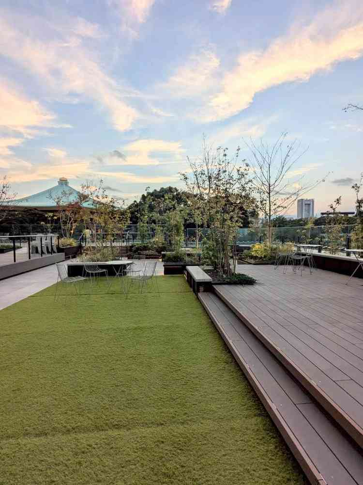 屋上庭園の挙式会場では、日本武道館と靖国神社の大鳥居を臨むことができます。