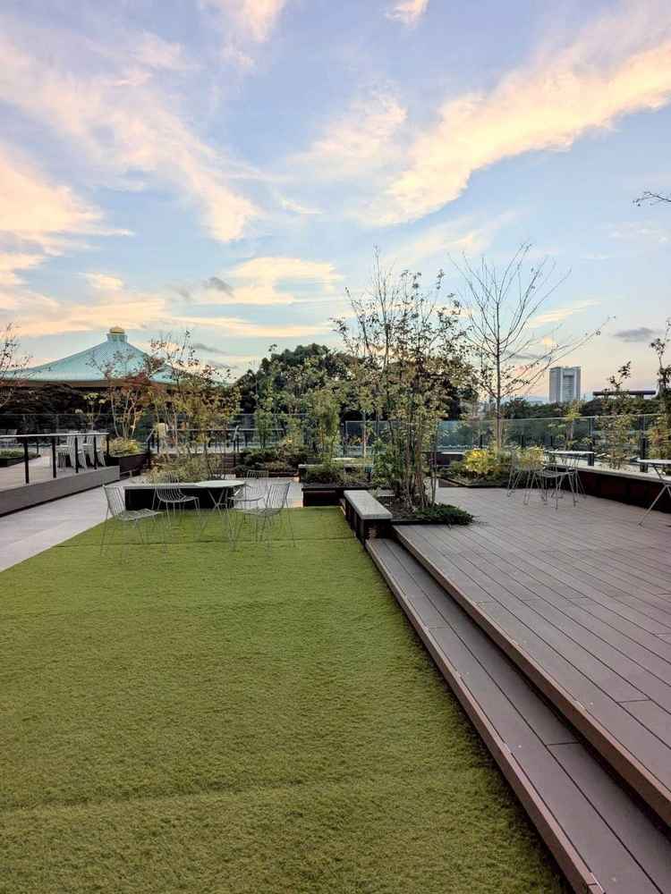 屋上庭園の挙式会場では、日本武道館と靖国神社の大鳥居を臨むことができます。