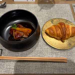 フォアグラとフィレ肉。本当に美味しかった。クロワッサンもバターが染みていてもっちりしていた。