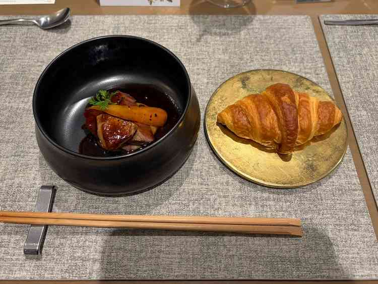 フォアグラとフィレ肉。本当に美味しかった。クロワッサンもバターが染みていてもっちりしていた。