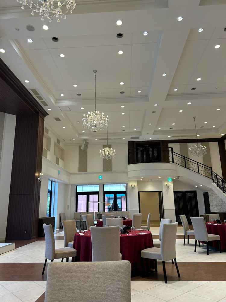 ゲスト目線からみた披露宴会場。天井の照明が素敵で入場を華やかにできそうである。