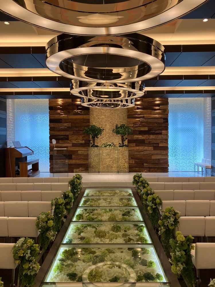 バージンロードの床にお花が敷き詰められていてとても綺麗でした