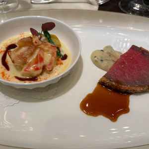 試食会のメイン料理です。ロブスターと鯛のグラタンと、牛肉でとても美味しかったです。