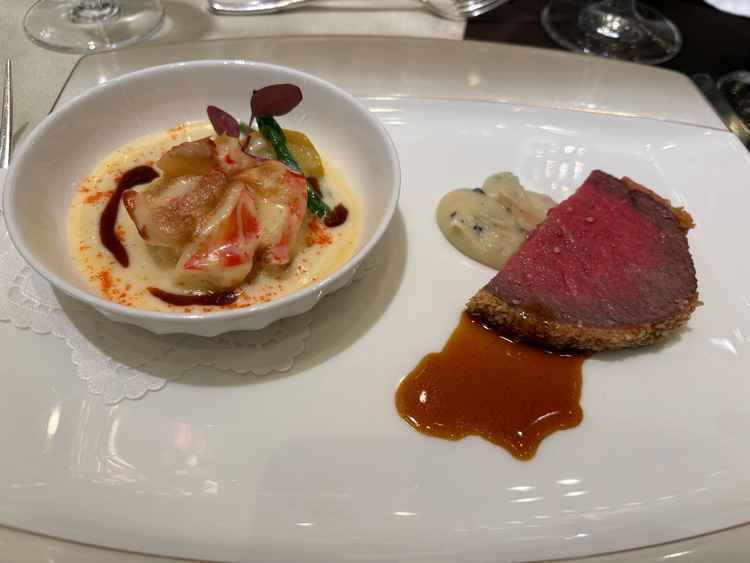 試食会のメイン料理です。ロブスターと鯛のグラタンと、牛肉でとても美味しかったです。