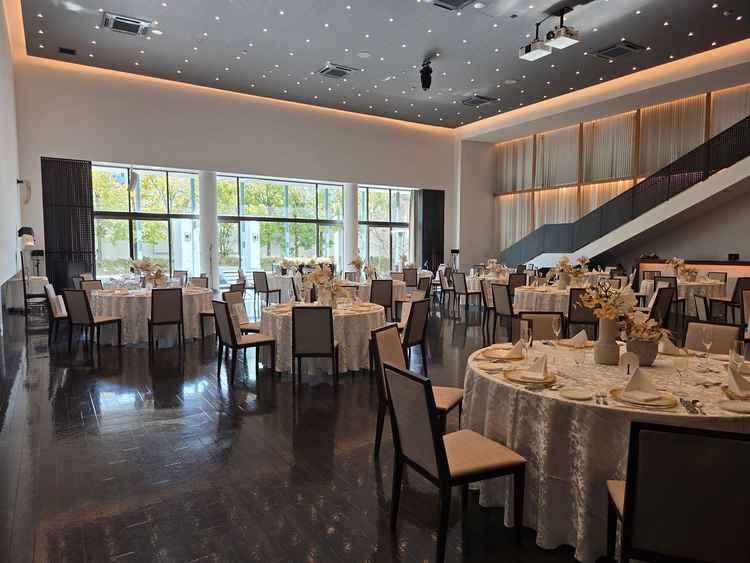 天井が高く照明がシンプルで広い空間が落ち着きます。階段から入場も叶います。