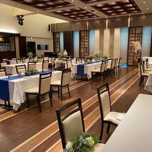 披露宴会場。開放感があり、テーブルの形が丸ではなく、長方形なことの魅力も感じました。