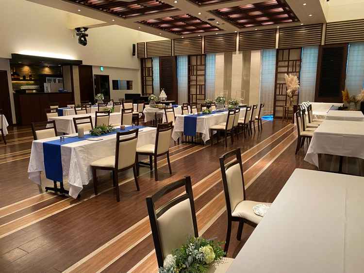 披露宴会場。開放感があり、テーブルの形が丸ではなく、長方形なことの魅力も感じました。