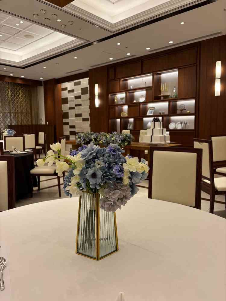 35名ほどの少人数用の会場がある。オープンキッチン