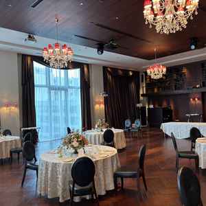 3枚目とは別の宴会場の写真です。こちらは落ち着いたトーンで他には特別で印象に残る空間だと思いました。