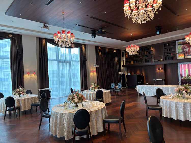 3枚目とは別の宴会場の写真です。こちらは落ち着いたトーンで他には特別で印象に残る空間だと思いました。