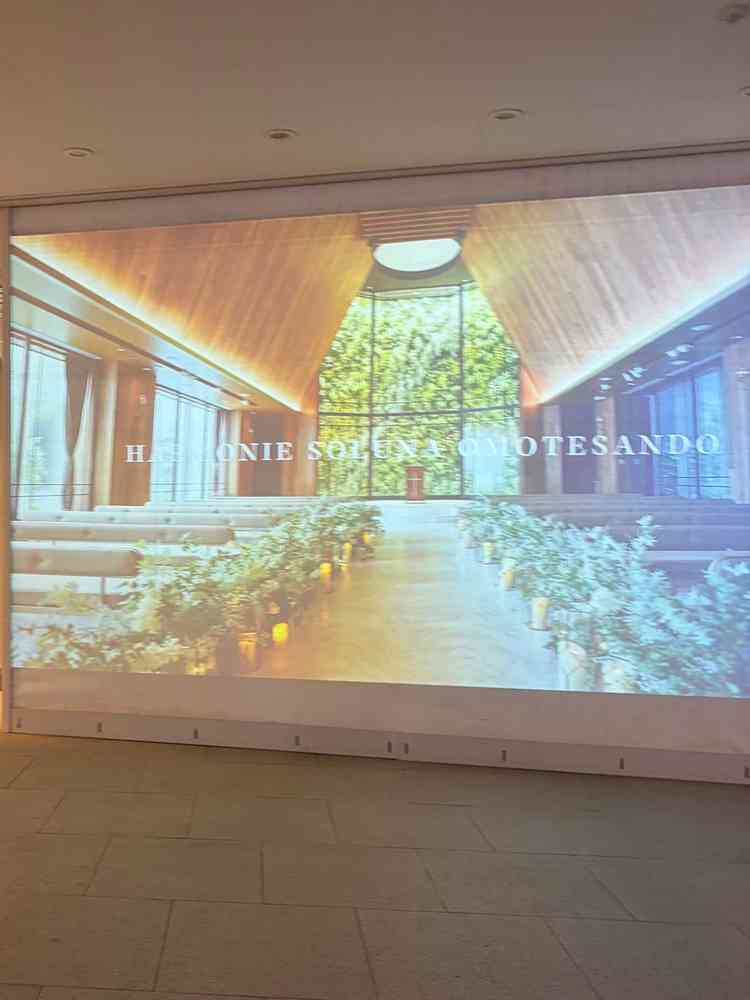 会場の入り口にあるスクリーン。式当日には、2人の写真や映像を流せるとのこと。