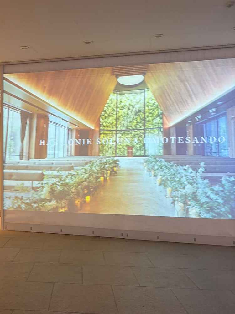 会場の入り口にあるスクリーン。式当日には、2人の写真や映像を流せるとのこと。