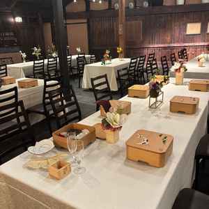 大ホールの写真です。こちらは11/19ですがテーブルセッティングもしてありました。