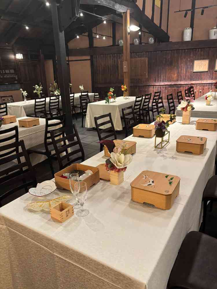 大ホールの写真です。こちらは11/19ですがテーブルセッティングもしてありました。